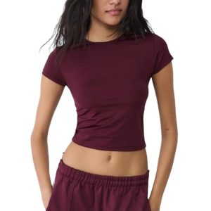 Camiseta cropped burdeo