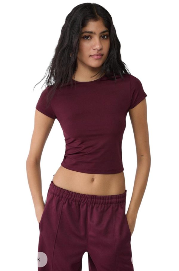 Camiseta cropped burdeo